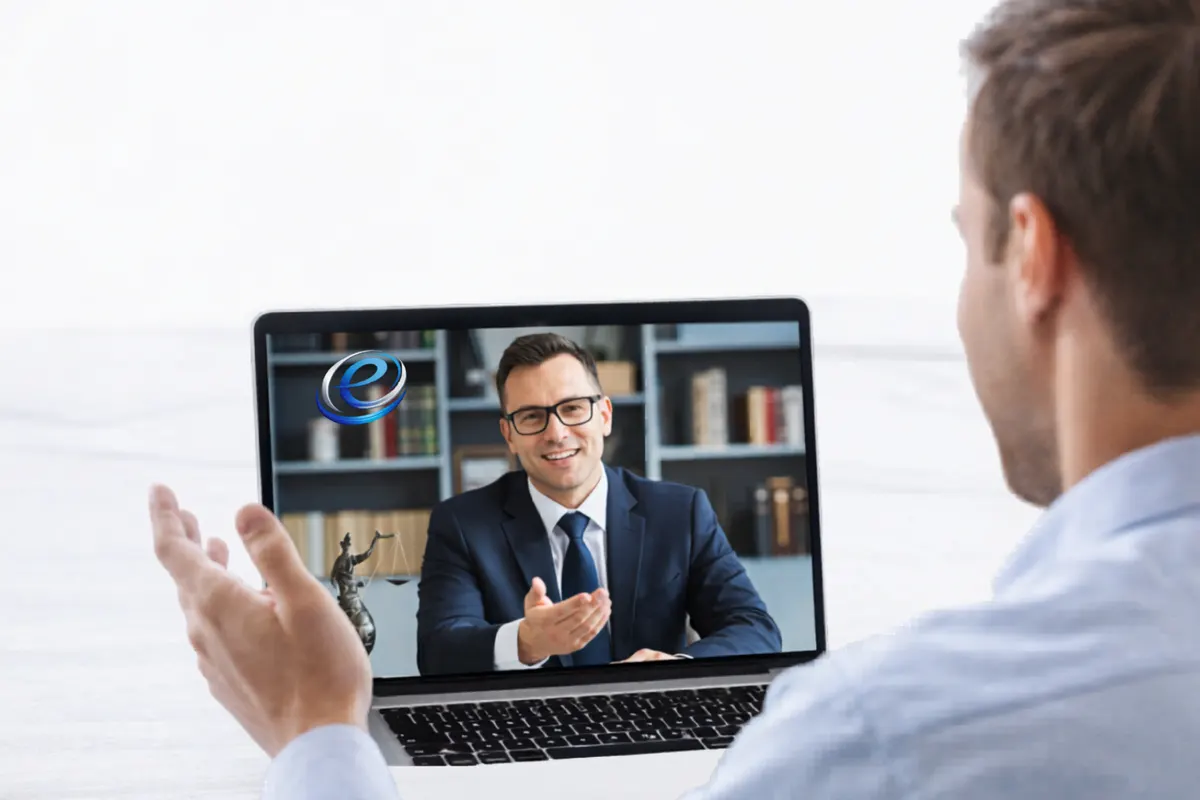 Un cliente in video-consulenza con il suo avvocato su Elegale